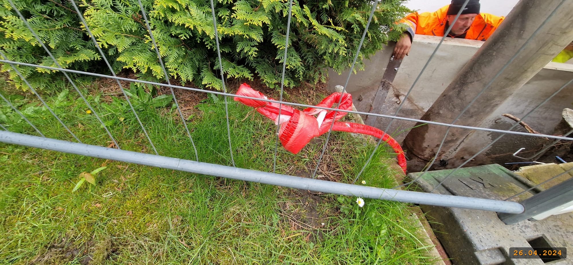 Saugen der restlichen Steine der Ziegelmauer