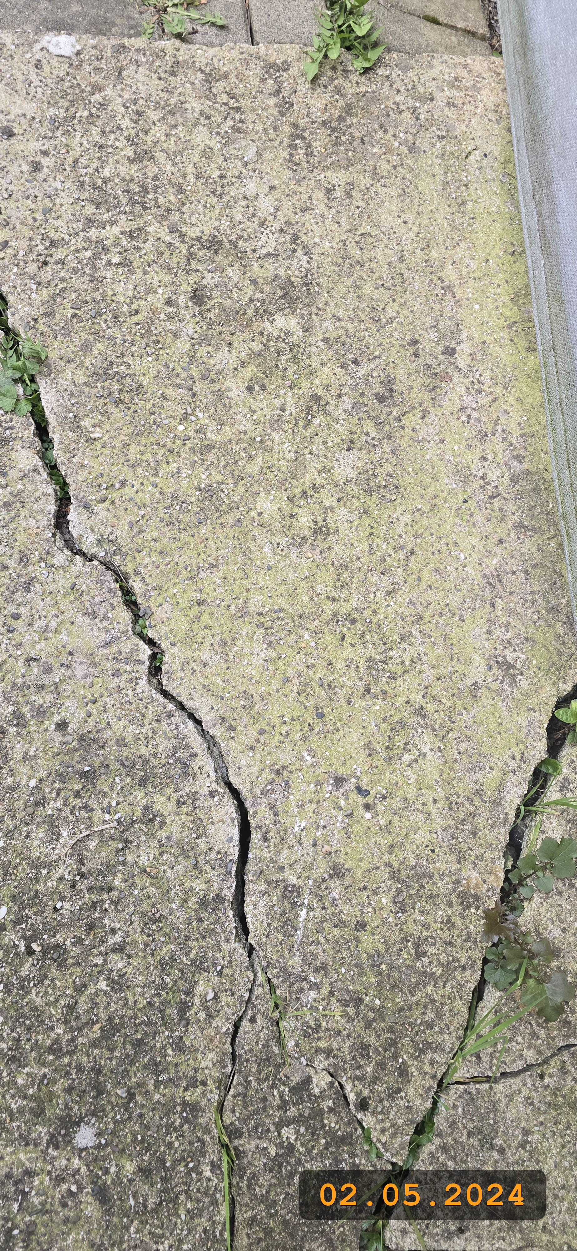 Betongehweg mit deutlich ausgeprägter Rissbildung