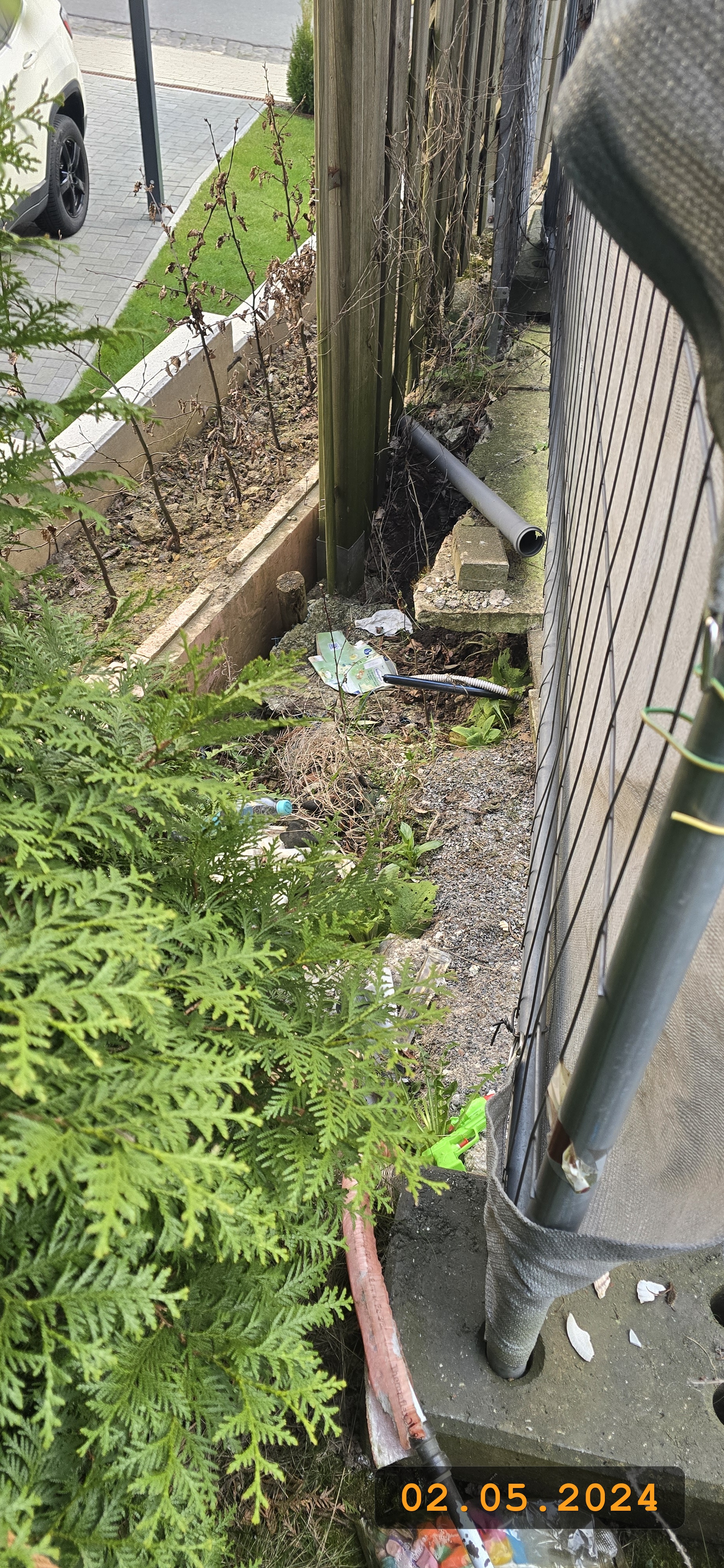 Fundamentloch im Bereich der ehemaligen Brunnenanlage nach Einsturz der Struktur